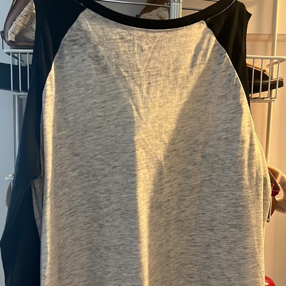 So cold shoulder baseball tee 🖤🤍 - Picture 3 of 4